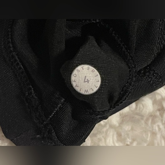 Lululemon Women’s Sz 4 Body Con Tank Top W/ Shelf Bra Black Activewear Mesh Back - Picture 9 of 10
